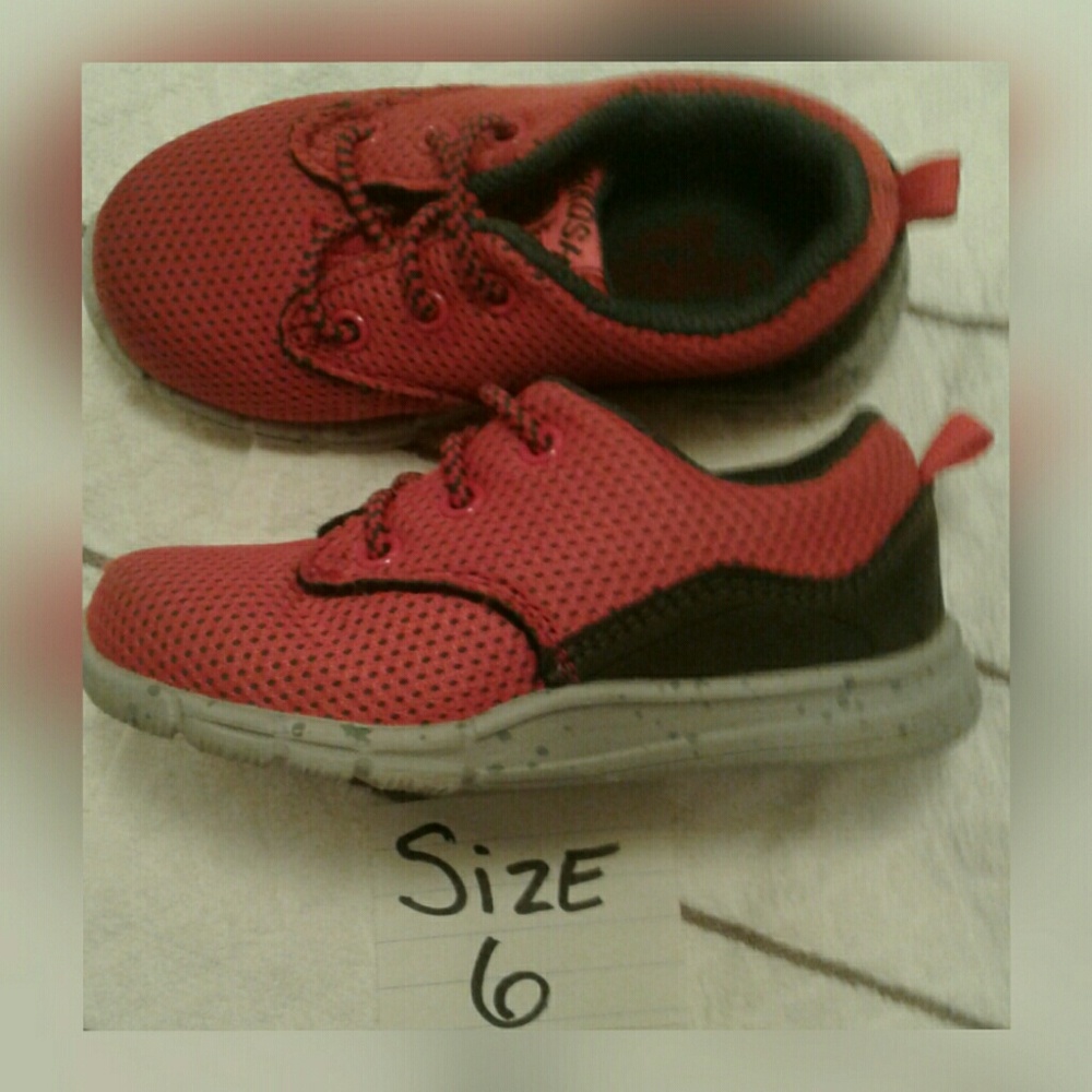 OSHKOSH BABY BOYS SLIP ON SNEAKERS! NEW
